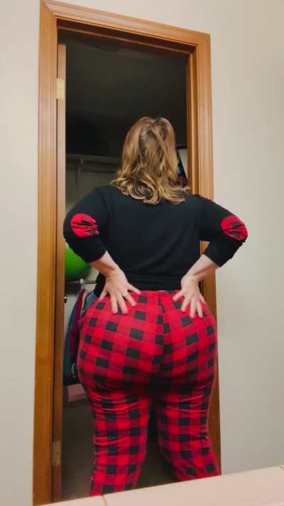I just let out the loudest farts while having your face shoved into my Milf Ass and you didn’t even flinch. Good boy. Beg me to do it again. 💨 😈