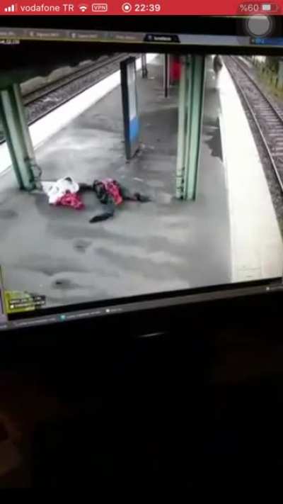 (Hassas olanlar tıklamasın) Tren durmadan trenden inmeye çalışan abimiz.