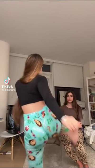 Booty just jiggling