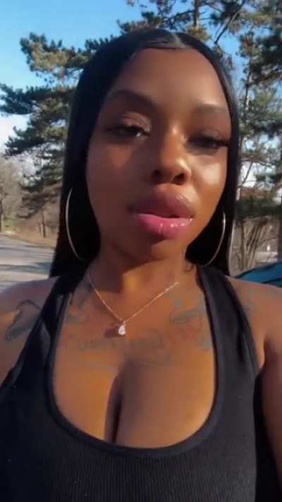 👩🏾😘