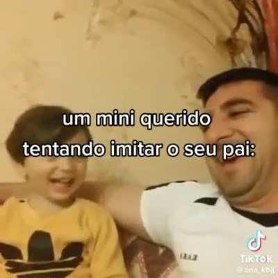 Mini querido tentando imitar seu big pai que vai a loucura!