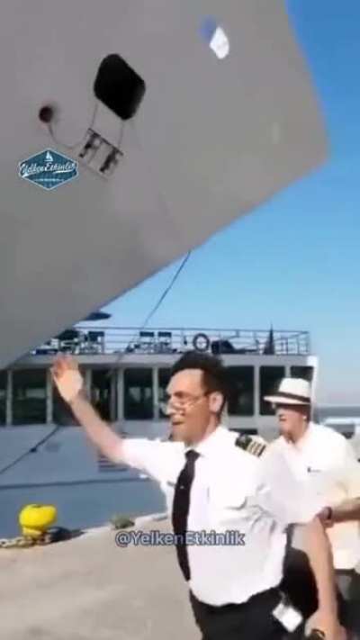 This cruise ship's captain must be drunk !