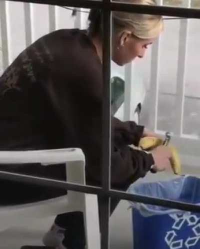 How to peel a banana 😂
