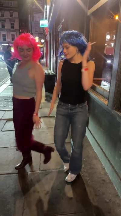 Wig dance with Maisie Williams