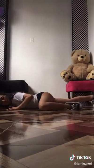 Como lo mueve esa muchachota.