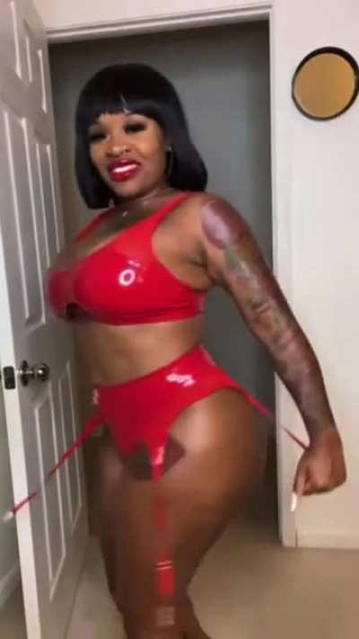 Kakey in RED 🍑🎂❤️😍😈