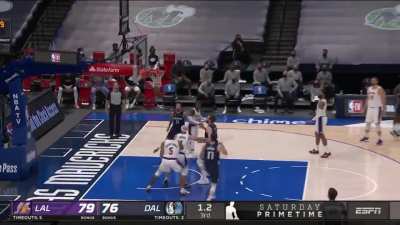 [Highlight] Tim Hardaway Jr. races down the floor and drains the 3 to tie it at 79 and beat the 3rd quarter buzzer