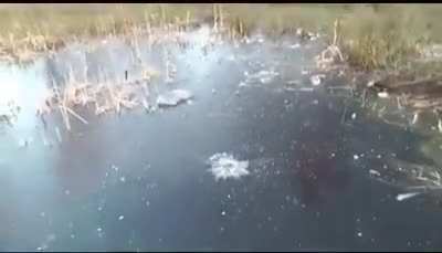 colocando uma bombinha a prova da agua de baixo do gelo