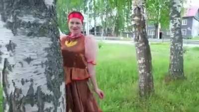 Не хочу чихать и кашля<wbr>ть, распу<wbr>гать боюсь народ, а приви<wbr>вку, сделав дружно, будет всё наобо<wbr>рот, — спела некра<wbr>сивая карта<wbr>вая девуш<wbr>ка, стоя рядом с берёз<wbr>ой.