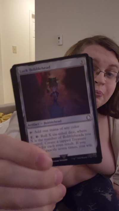 Yapping about the MtG Bobblehead Artifacts, as I want to make a deck with them being the main focus.
