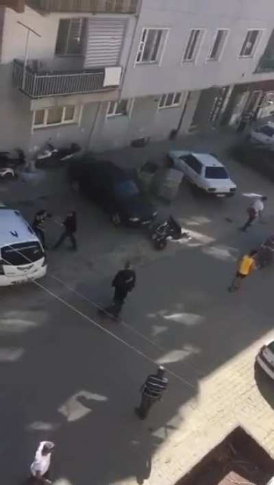 The man who is in the process of divorce tries to force his wife into a taxi, but the people on the street stop him.