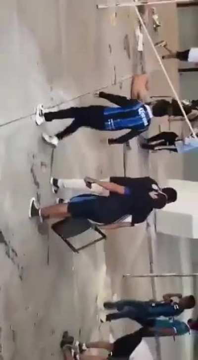Pelea entre barras de Queretaro y Atas, todo un desastre.