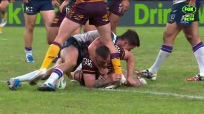Kobe Hetherington cops a knee from Jake Turpin after scoring a try