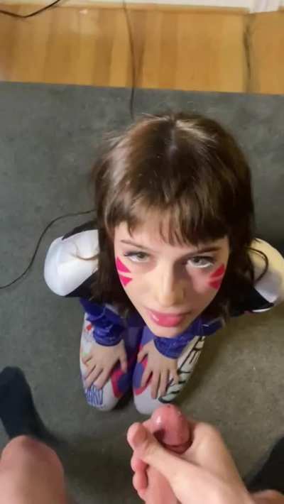 Me getting a big load dumped onto my face in my d.va cospl<wbr>ay🖤(1<wbr>9f OC)