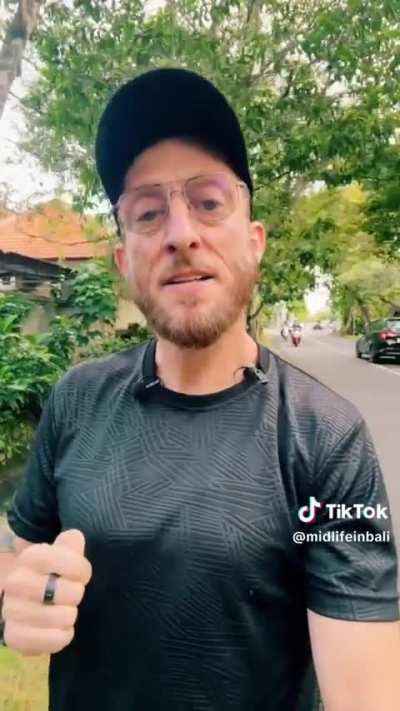 Orang Australia Ini Melepas Kewarganegaraannya Demi Menjadi WNI