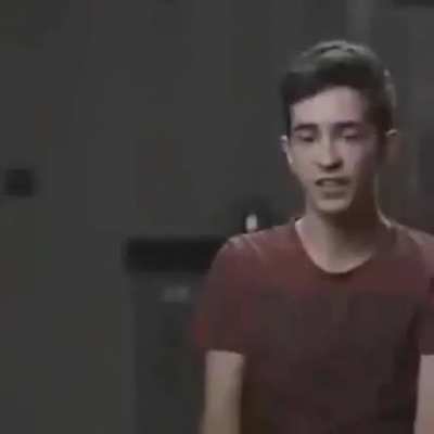 Bu çocuk konuşmasa da rap yapabiliyor.