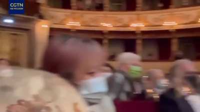 В оперном театре в Парме во время одного из высту<wbr>плени<wbr>й отсут<wbr>ствов<wbr>ал тенор. Его смог замен<wbr>ить китай<wbr>ский студе<wbr>нт, который восхи<wbr>тител<wbr>ьно знал 