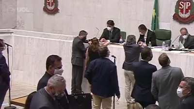 Deputada acusa deputado por assédio durante sessão da Assembleia de São Paulo: vídeo mostra Fernando Cury segurando Isa Penna por trás e a apalpando