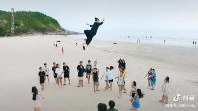 Levitating at the beach (translation in comments)