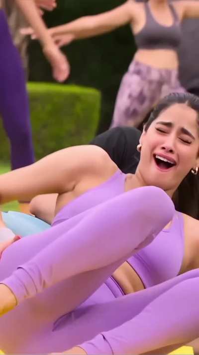Janhvi Kapoor 🍑