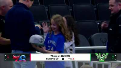 [Highlight] Young Sixers fans trick Giannis into giving them an autograph