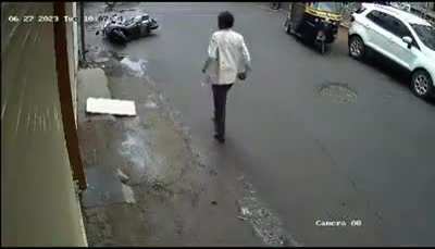 A guy attacked a girl over a one-sided love and tried to kill her. Pune people collectively stayed strong, caught the guy & saved the girl. ððª