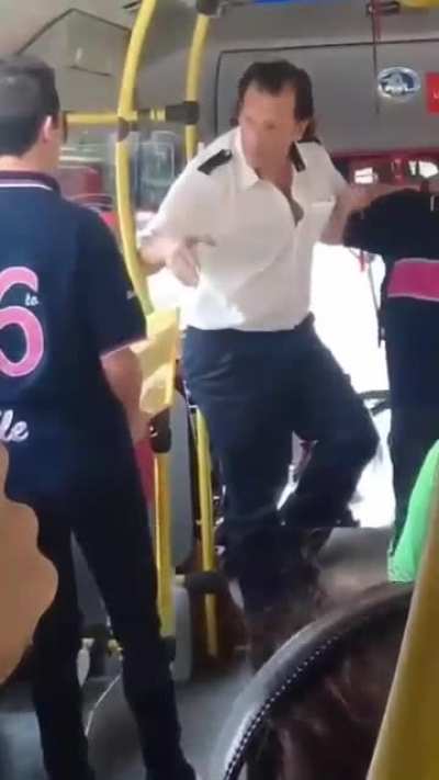 Bondiman echa a dos estudiantes del bondi