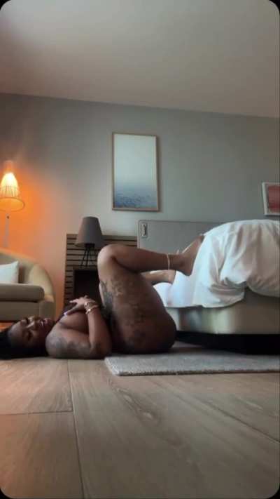 (@5fo<wbr>otfun<wbr>size) Nip slips during a photo shoot