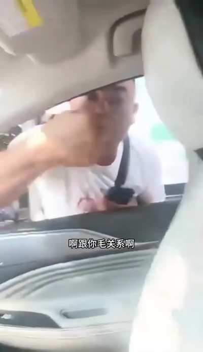 南京某路段<wbr>，司机在车<wbr>内悬挂美国<wbr>国旗，男子<wbr>要求撕掉，<wbr>司机不予配<wbr>合，男子怀<wbr>疑司机是间<wbr>谍