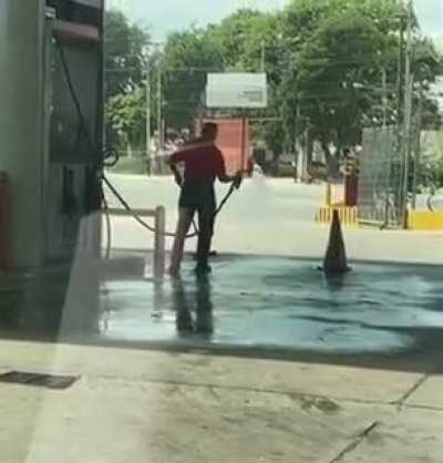 Keeping gas station clean (Venezuela)