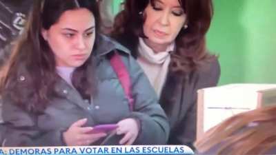 Cuiden sus celulares y carteras cuando vayan a votar. Las mecheras siempre están al acecho.