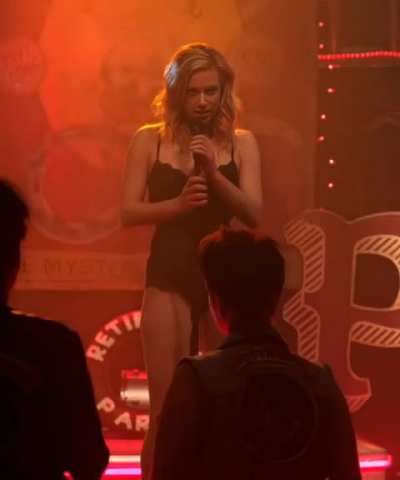 LILI REINHART 
