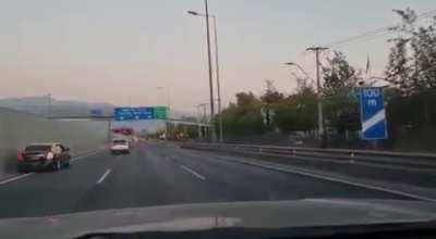 Gente de mierda al volante (auto gris) Sean responsables al conducir, sobre todo en estas fechas. (el video no es mío)
