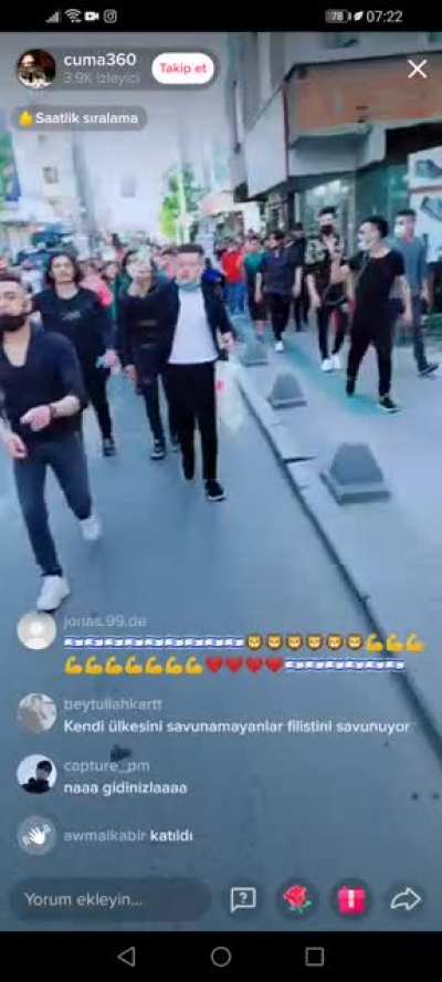 Beyler sabah tiktokda karşılaştığım olaya bakın ya sanırım bu ororapu çocuğu Filistinliler istanbul mehmet akif caddesinde yürüyüş yapmışlar amk yasak gününde ororspu cocuklari bunların analarını avratlqrını sikeyim ya elim ayağım titriyor bide Türklerin 