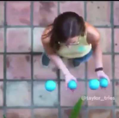 Juggling balls - from above