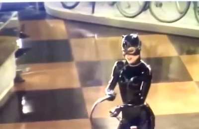 Michelle Pfeiffer whips the heads off those four mannequins IN ONE TAKE and receives applause from the Batman Returns crew