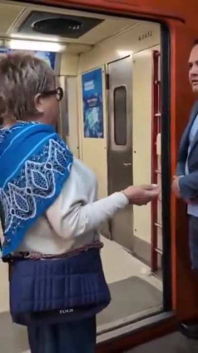A Karen got mad because nobody told her that a man will die in the train she had to take... 