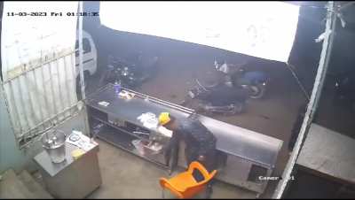 A robber pick a wrong store to rob (location: Pakistan)