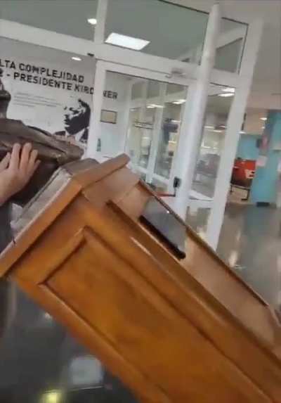 Ordenaron retirar un busto en homenaje a Nestor Kirchner en el Hospital El Cruce (informalmente renombrado a Hospital de Alta Complejidad Pte. Nestor Kirchner)