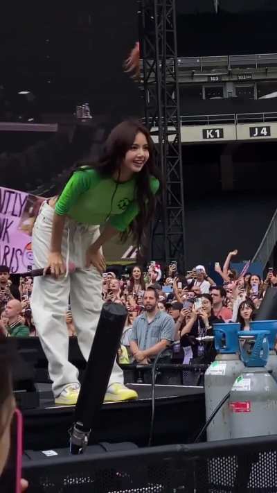 Cheerful Lisa on stage 💚 Attentive to fans