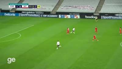 Bom contra ataque do Corinthians. Bom lance do Gabriel que passa pro Luan e aí ele erra o domínio, sozinho.