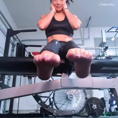 Another sweaty work out in my gym, you think you could handle the scent of my feet after 😏