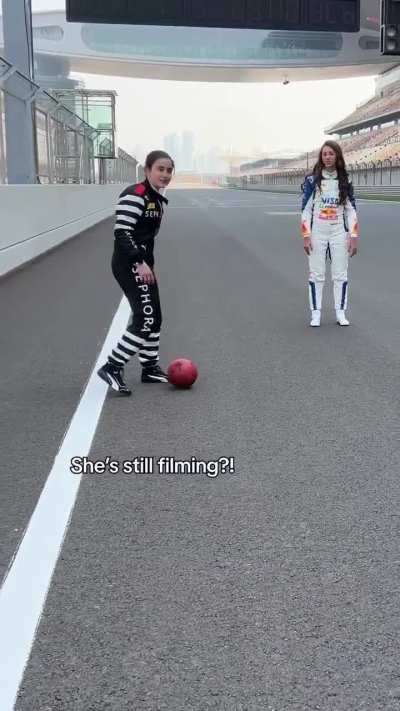 Moças da Academy botando em prática suas habilidades futebolísticas feat. Alisha com medo de tomar uma bolada mesmo estando dentro do carro