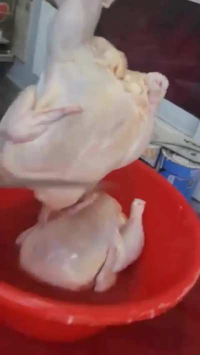 Este hombre que demostró que le ponen hielo al pollo congelado para hacerlo más pesado y cobrarlo más.