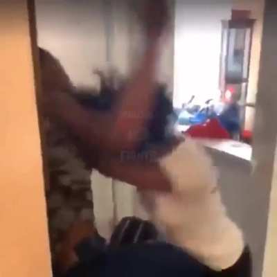 Mother Let’s Her 2 Daughters Settle Their Diffe<wbr>rence<wbr>s
(Si<wbr>sters fight)