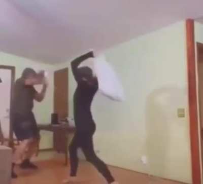 Lann öyle yastık savaşı yapılmaz aga bu ne sinir böyle 🤭