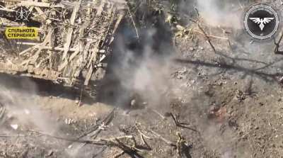 3 Russian soldiers are targeted by an FPV drone, 2 are seriously wounded, the other receives minor injuries and applies a tourniquet before leaving. Video by the Strike Drone Company (47 OMBr).