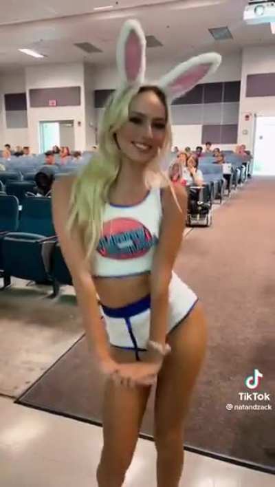 Girl thinks she's the main character of her college lecture.