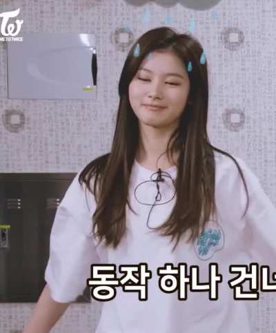 210205 - Sana's expression when she forgot the dance and lost