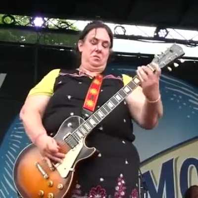 Joanna Connor rocking that guitar
